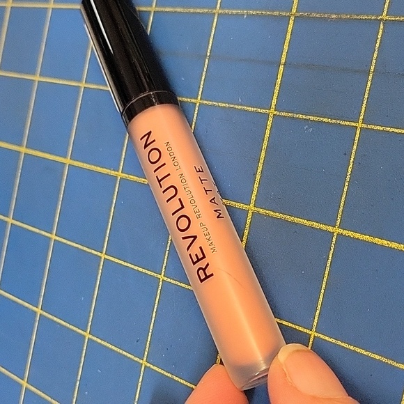 Revolution Matte Lipstick - 101 Matte Piece Of Cake 3ml New - Picture 1 of 4